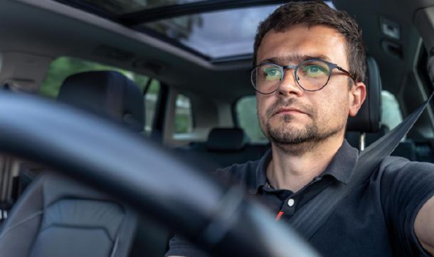 Conducir seguro: revisa tu visión antes de salir a la carretera