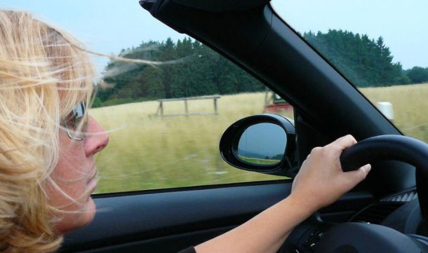 Conductora con gafas