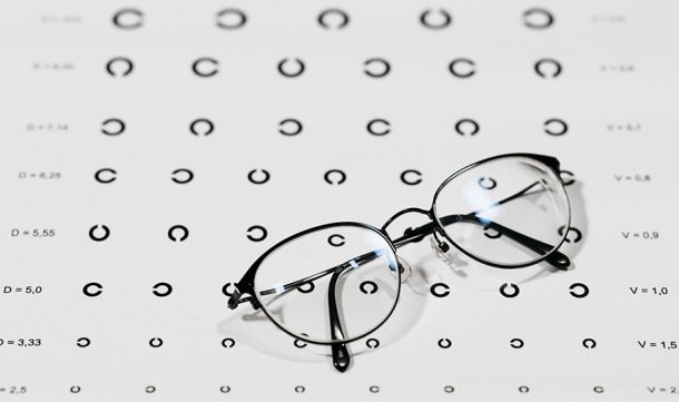 Gafas colocadas sobre una cartilla optométrica
