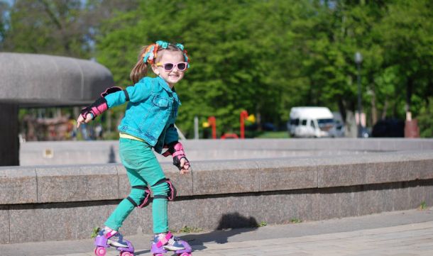 Niña patinando