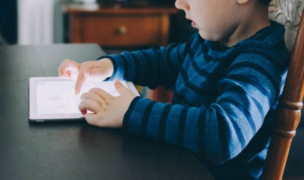 Niño jugando con tablet